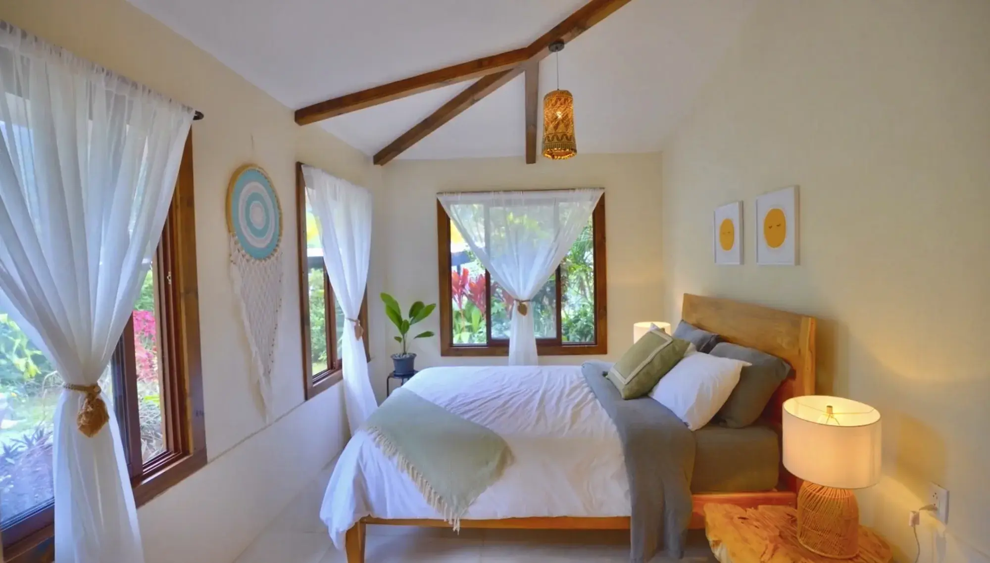 Bright guest bedroom with tropical views at the Pérez Zeledón estate