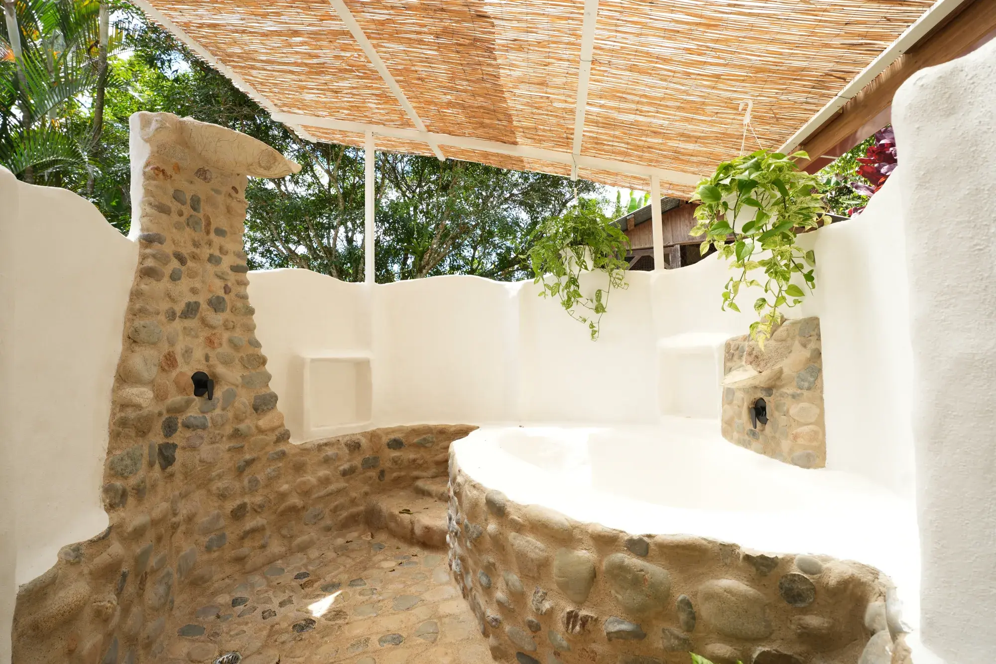 Master bathroom with modern fixtures at the Pérez Zeledón estate